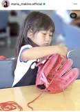 【写真を見る】野球のグローブに熱心にひもを通す8歳の牧野真莉愛