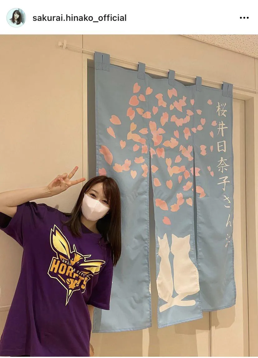 桜井日奈子、初ミュージカル祝いの暖簾前でピース