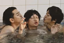 銭湯でキスをせまる！松坂桃李“桃地”＆三浦翔平“高見沢”、オジ巴にもどす作戦を決行＜あのときキスしておけば＞