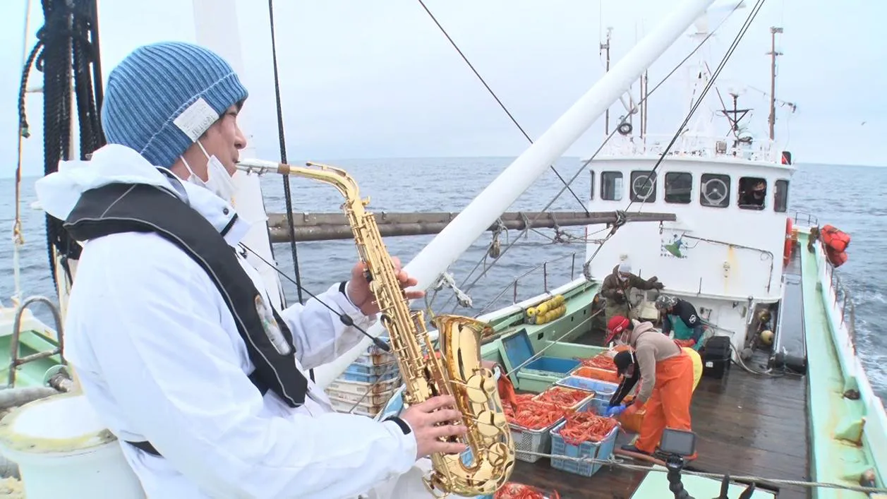 【写真を見る】“黄金ガニ”を求めてロケに出た武田真治