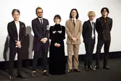 舞台あいさつに登壇した永井聡監督、中村獅童、高畑充希、菅田将暉、SEKAI NO OWARI・Fukase、小栗旬(写真左から)