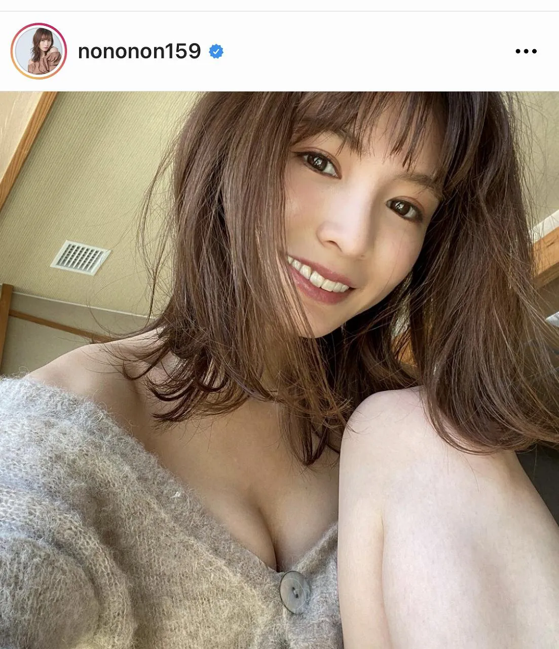 胸元ざっくりニットからは美谷間もチラリ！