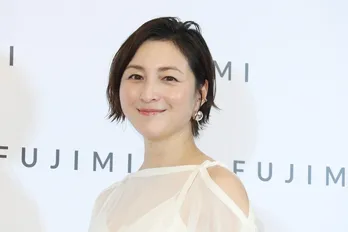 広末涼子、レーシーな衣装で透明感たっぷりの素肌を披露！“美の秘訣”は「健康と笑顔」