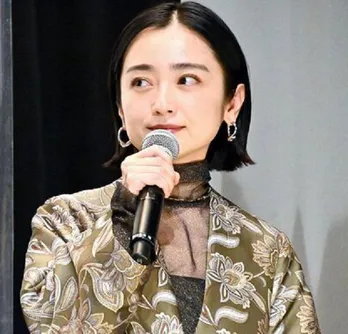 安達祐実、見事に同化！総柄ワンピースで新緑を背景にたたずむ姿に「ゆみちゃんはどこ？」「森の妖精!?」と反響