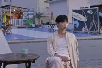 <恋はDeepに>綾野剛“倫太郎”、画面に映る石原さとみ“海音”と二人きりの時間を過ごす「…一人で見ていいですか?」