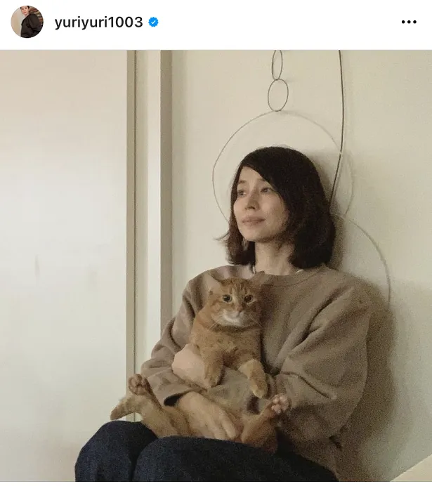 愛猫を抱く石田ゆり子
