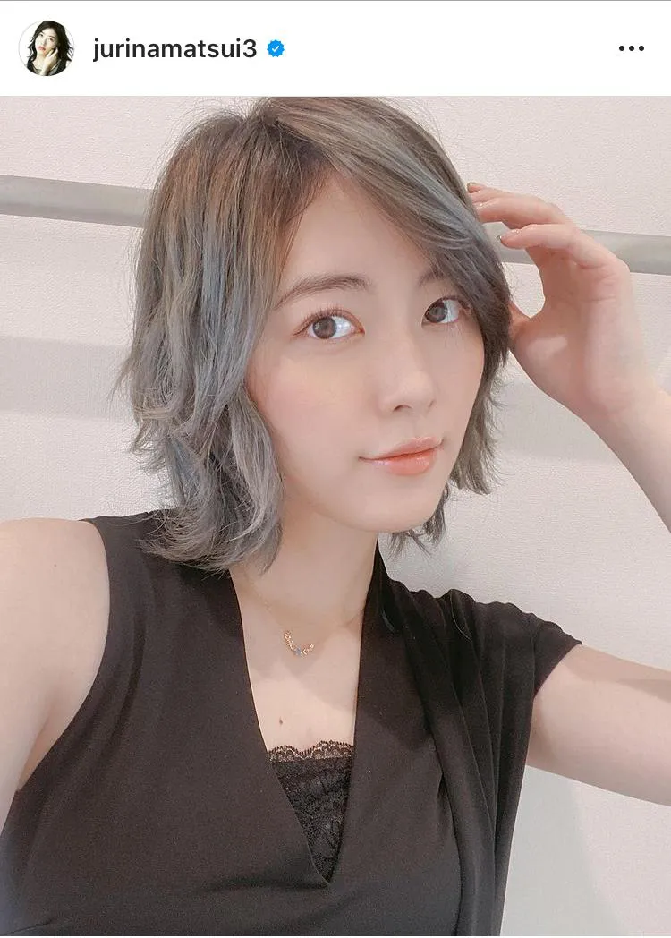 【写真を見る】クールなグレーヘアを披露した松井珠理奈