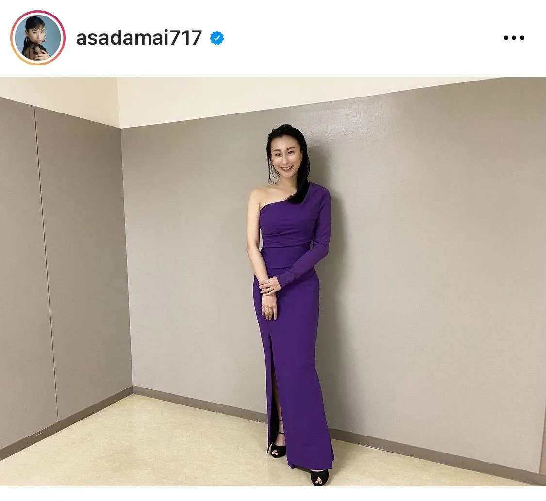 【写真を見る】紫のロングドレスで圧巻のスタイル見せる浅田舞