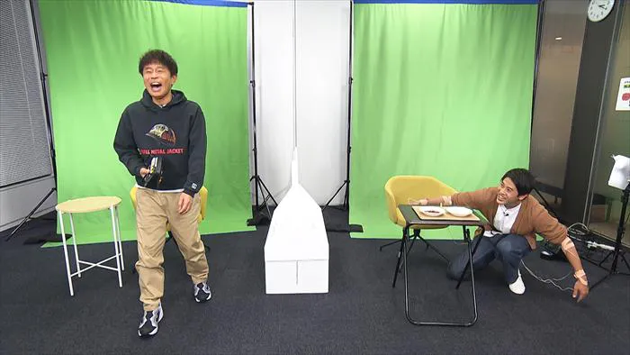 東京のスタジオで、内田篤人が「ビリビリ小豆つかみ」に初挑戦