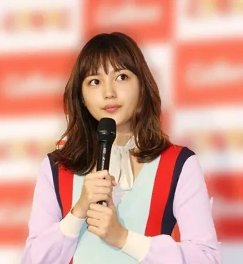 川口春奈、まさかの“二重あご”に 自然体な笑顔に反響「めっちゃいい写真!」「その笑顔が最高」