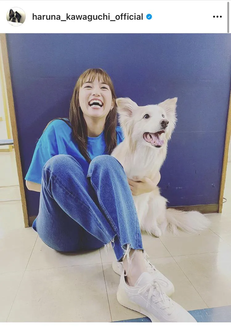 【写真を見る】川口春奈、全力笑顔でまさかの“二重あご”に！