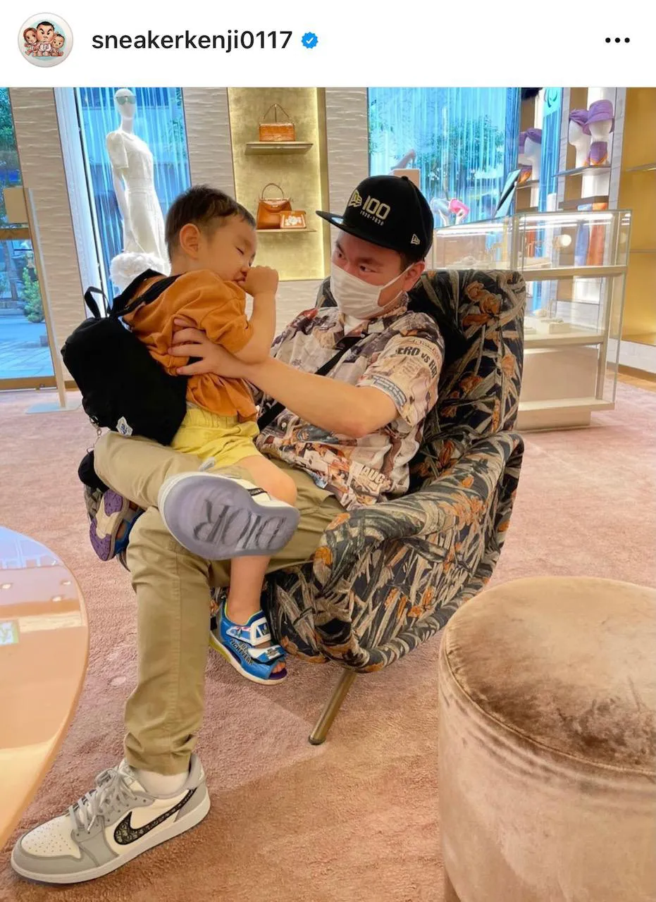 【写真を見る】かまいたち・山内健司、幸せそうに眠る息子を抱っこする写真に反響