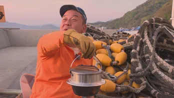 バイきんぐ西村、キャンプ地から見た夕日を眺め「瀬戸内海の島々と夕日のコントラストが水墨画のよう」と語る＜西村キャンプ場＞