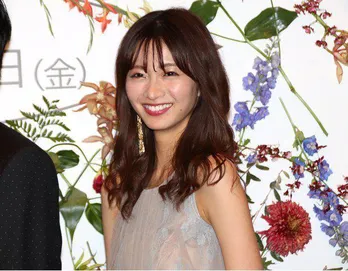 岡崎紗絵、美背中披露!大胆“純白ドレス”姿に絶賛の声「えぐい透明感」「感動的な美しさ」