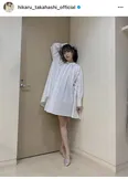 高橋ひかる、ホワイトワンピースから美脚があらわに…