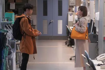 窪田正孝主演ドラマ「ラジエーションハウスll」より、窪田“唯織”が本田翼“杏”と再会する新場面写真公開!