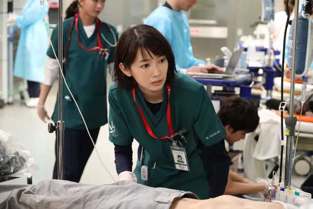 波瑠 田中圭ら5人の医師によるチームが始動 複数の重症者を前に戸惑う者も ナイト ドクター Webザテレビジョン