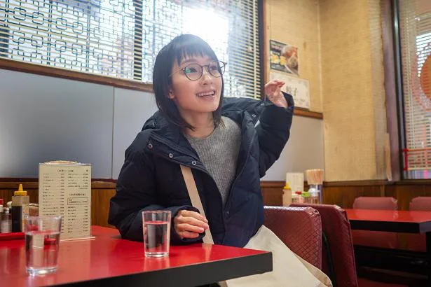 飲食店で過ごす明子(剛力彩芽)