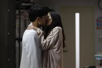 白濱亜嵐“隆治”＆恒松祐里“くるみ”、真夜中の研修医室でキスする場面写真が公開＜泣くな研修医＞