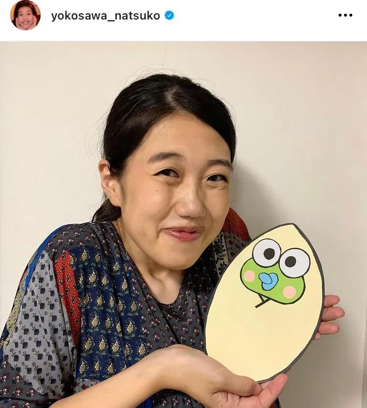 【写真を見る】けろけろけろっぴの赤ちゃんのイラストを笑顔で見せる横澤夏子