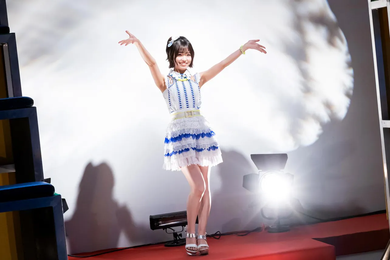 高橋彩音は「さよならクロール」(2013年)の大島優子の衣装で登場　