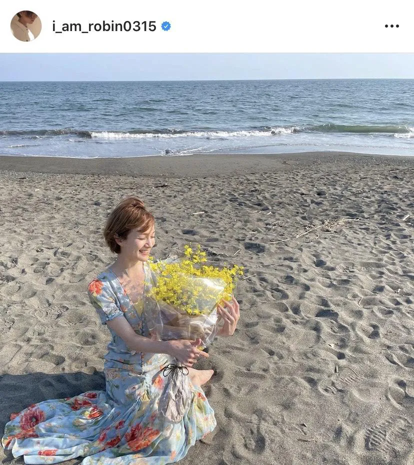 【写真を見る】幸せそうな表用で花束を抱える岡田ロビン翔子