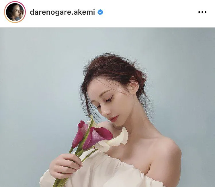 【写真を見る】ダレノガレ明美、デコルテが綺麗すぎるSHOTを公開…！