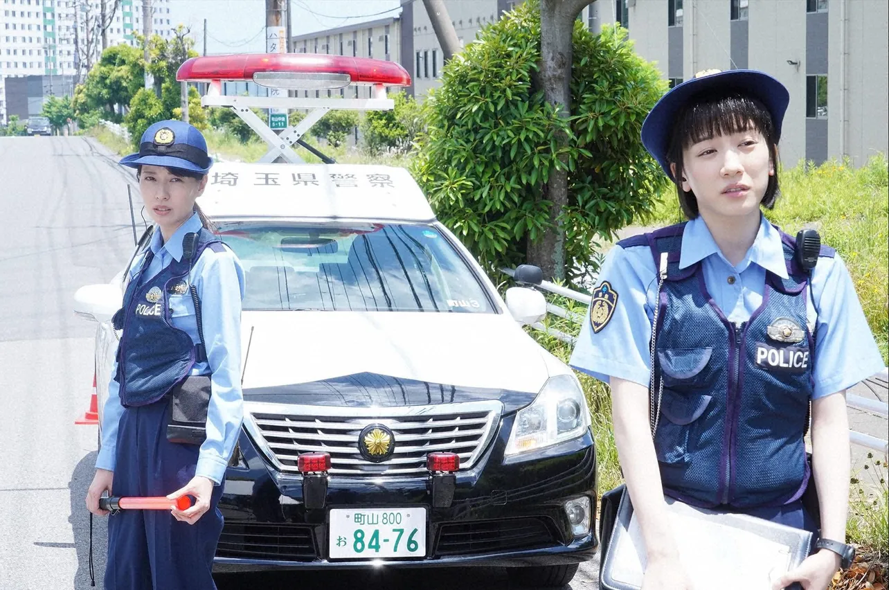【写真を見る】戸田恵梨香と永野芽郁が警察官の制服姿を披露