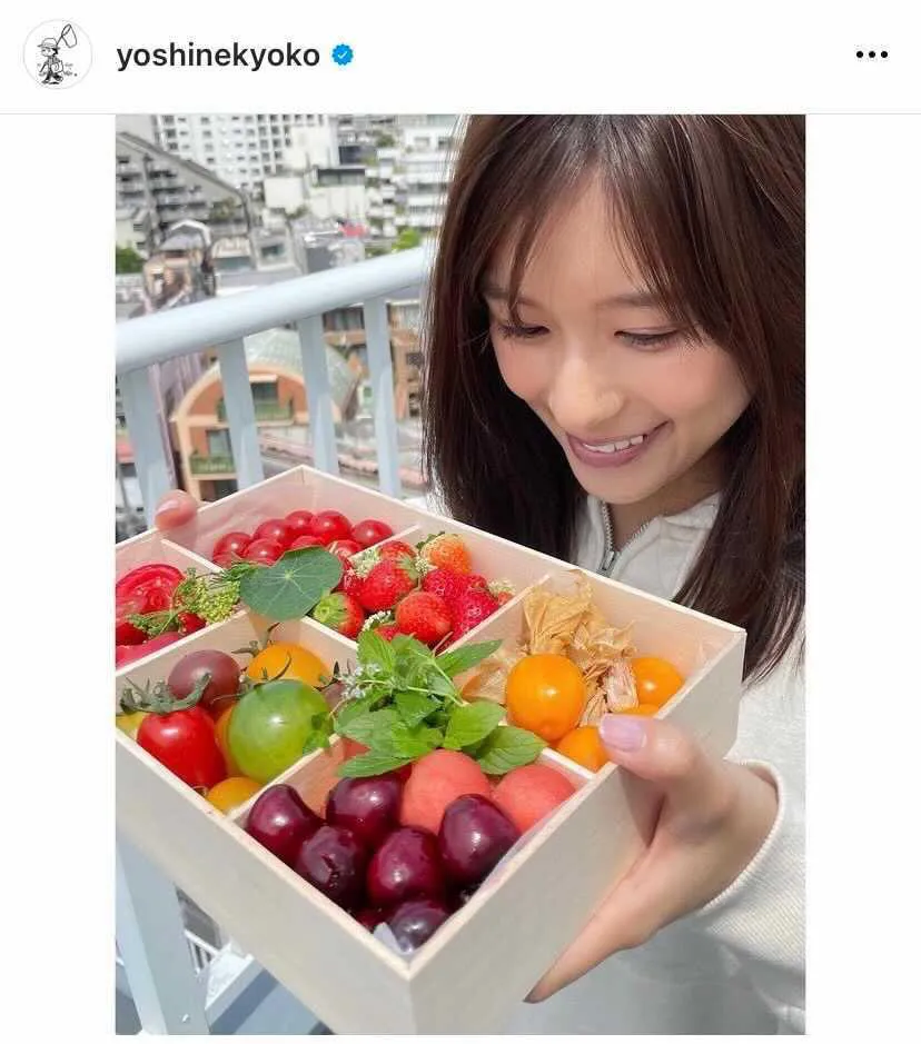 【写真を見る】フルーツの差し入れに“ニッコリ笑顔”の芳根京子