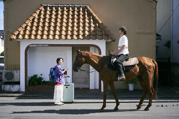 相馬野馬追祭りの馬を見つめる莉子