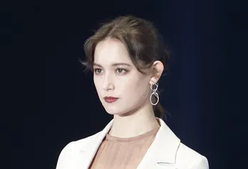 トラウデン直美、“ソファでぐでぐで中”のアヒル口＆ウインクSHOTに「いいね！」続々