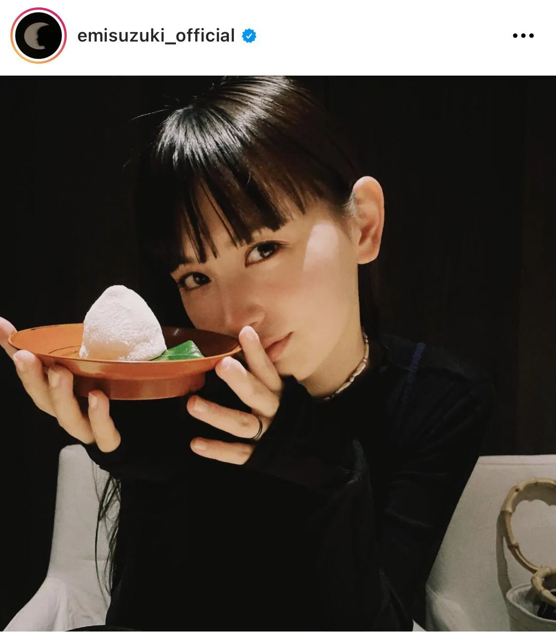 ※鈴木えみ公式Instagram(emisuzuki_official)のスクリーンショット