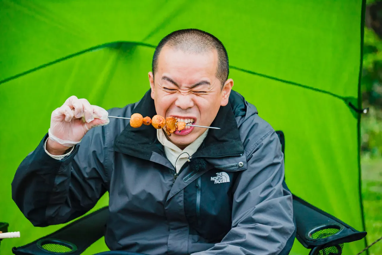 北海道・岩内町のかまぼこ串を食すトシ