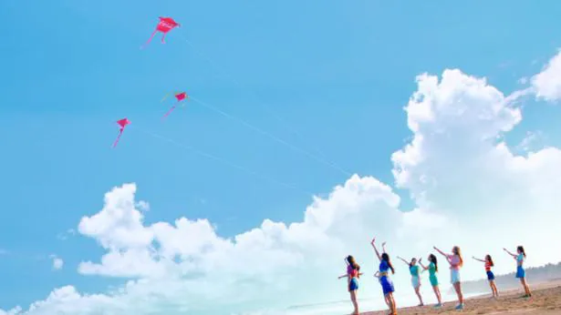 新TVCM「この瞬間が、私。」Summer篇より凧揚げに挑戦するメンバー
