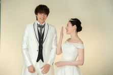 <ラブコメの掟>小関裕太“亮”&栗山千明“瑠璃”のウエディングSHOTに「本当にお姫様、王子様」「ラブコメ最高!」