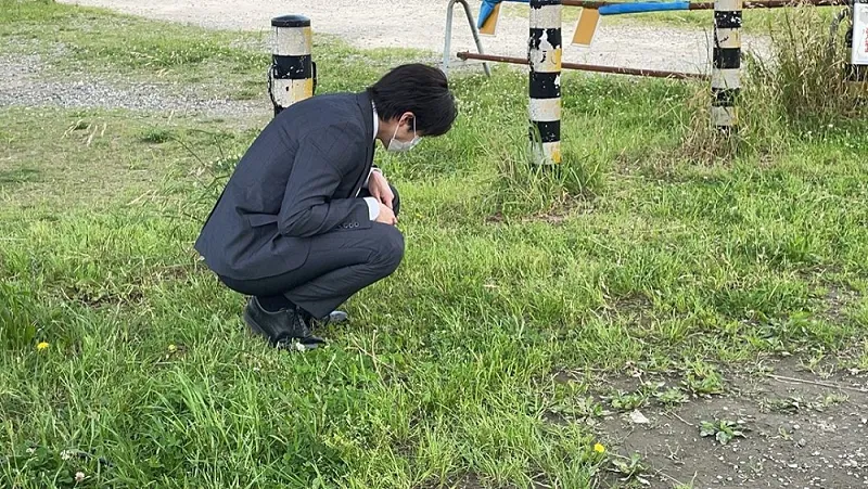 【写真を見る】山田裕貴、ひとりで四つ葉のクローバーを探す、ほほえましいオフショット
