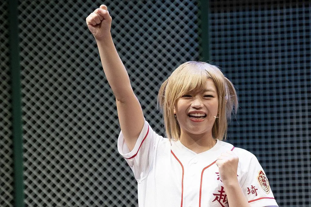 【写真を見る】野球大好きなラストアイドル岡村茉奈、“昇天ポーズ”も披露！