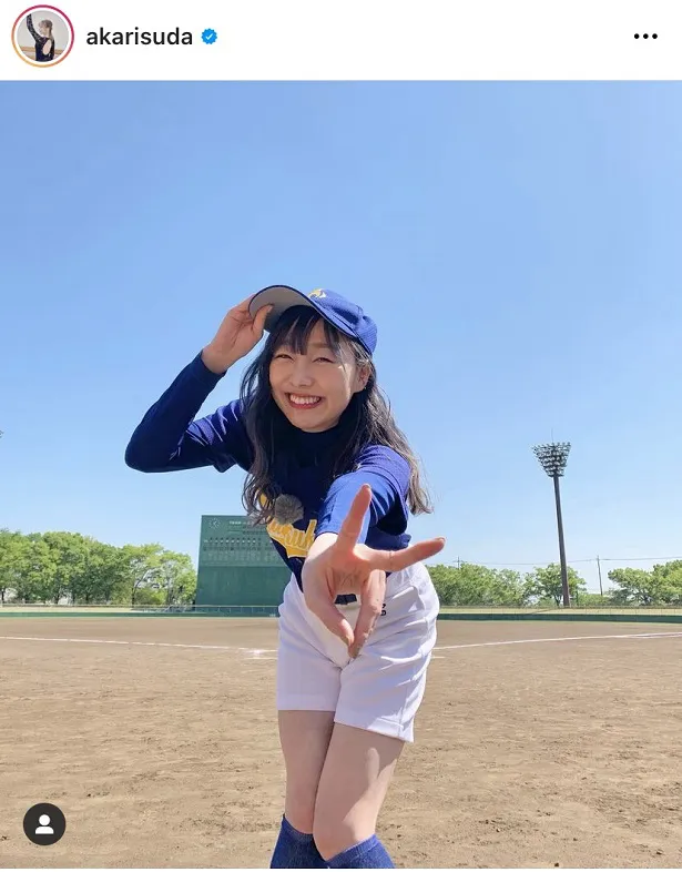 須田亜香里、ショートパンツ型の野球ユニフォームから美太ももがあらわに