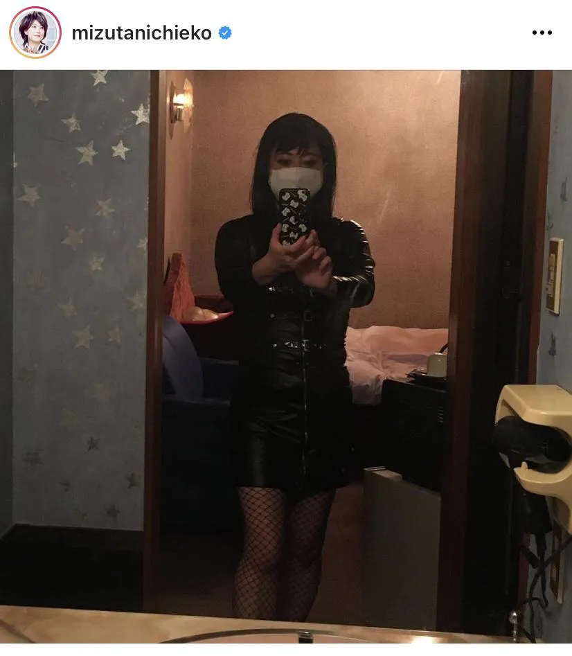 【写真を見る】友近、網タイツのセクシーなSM嬢姿