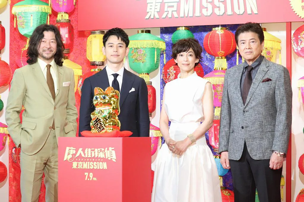 映画「唐人街探偵 東京MISSION」公開直前イベントに登壇した浅野忠信、妻夫木聡、鈴木保奈美、三浦友和(写真左から)