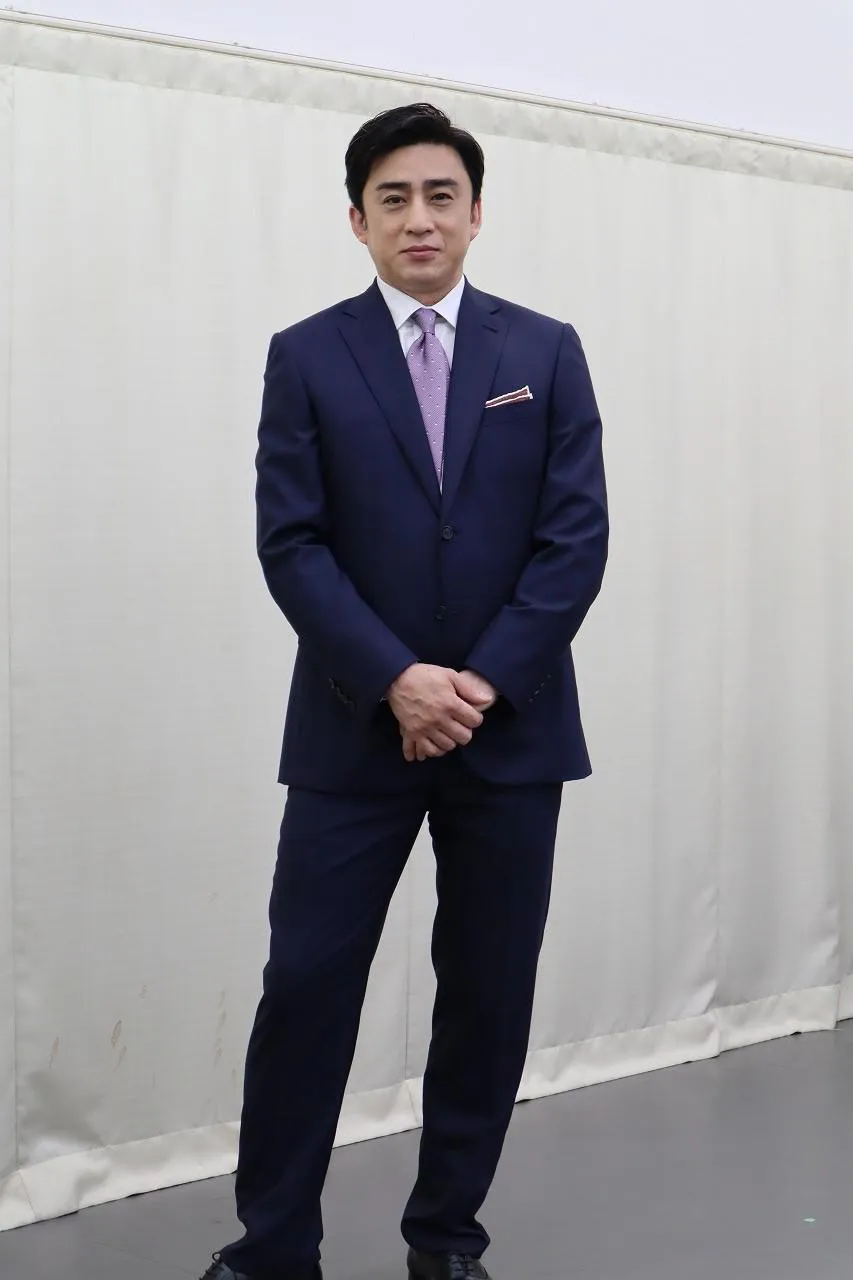 【写真を見る】きりっとした姿がすてき！松本幸四郎のスマートな立ち姿