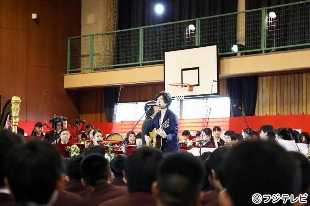 藤巻亮太は、茨城県の高校で卒業ソングの定番「3月9日」をサプライズ演奏する
