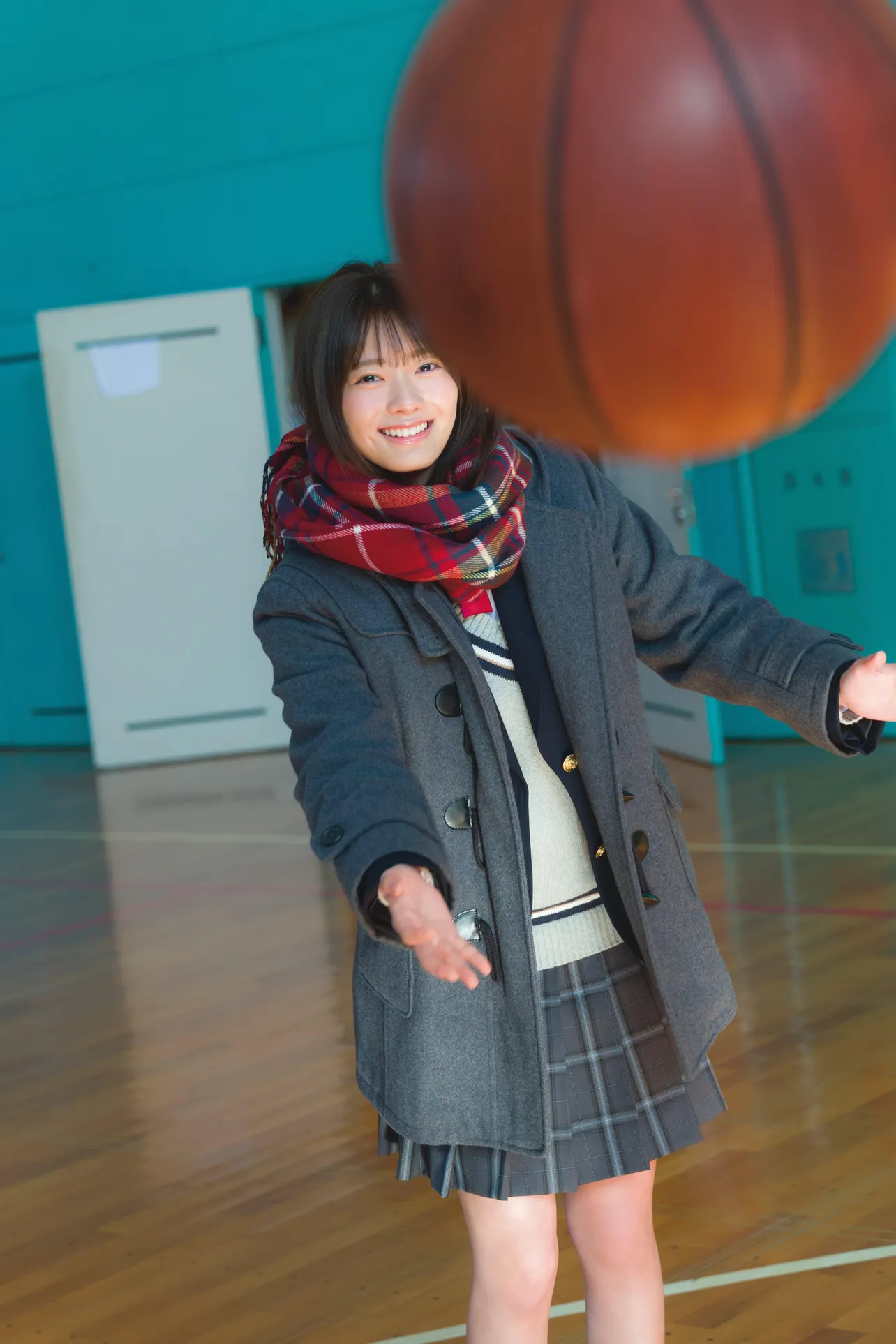 バスケットボールのボールをパスする田村保乃
