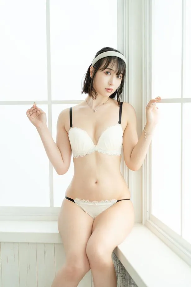 【写真を見る】透き通るような美しい肌…［PUZZLE.］白雪りらのランジェリー姿