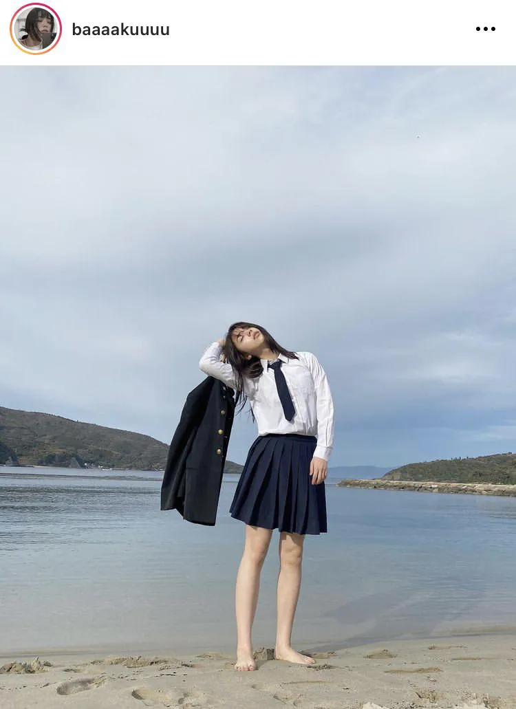 【写真を見る】水辺に素足で立つ井手上漠　スカート&学ランの制服SHOT(他14枚)