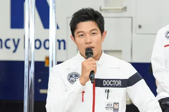 賀来賢人、菜々緒らが“スーパードクター”鈴木亮平を絶賛「亮平君が出来過ぎる」<TOKYO MER~走る緊急救命室~>