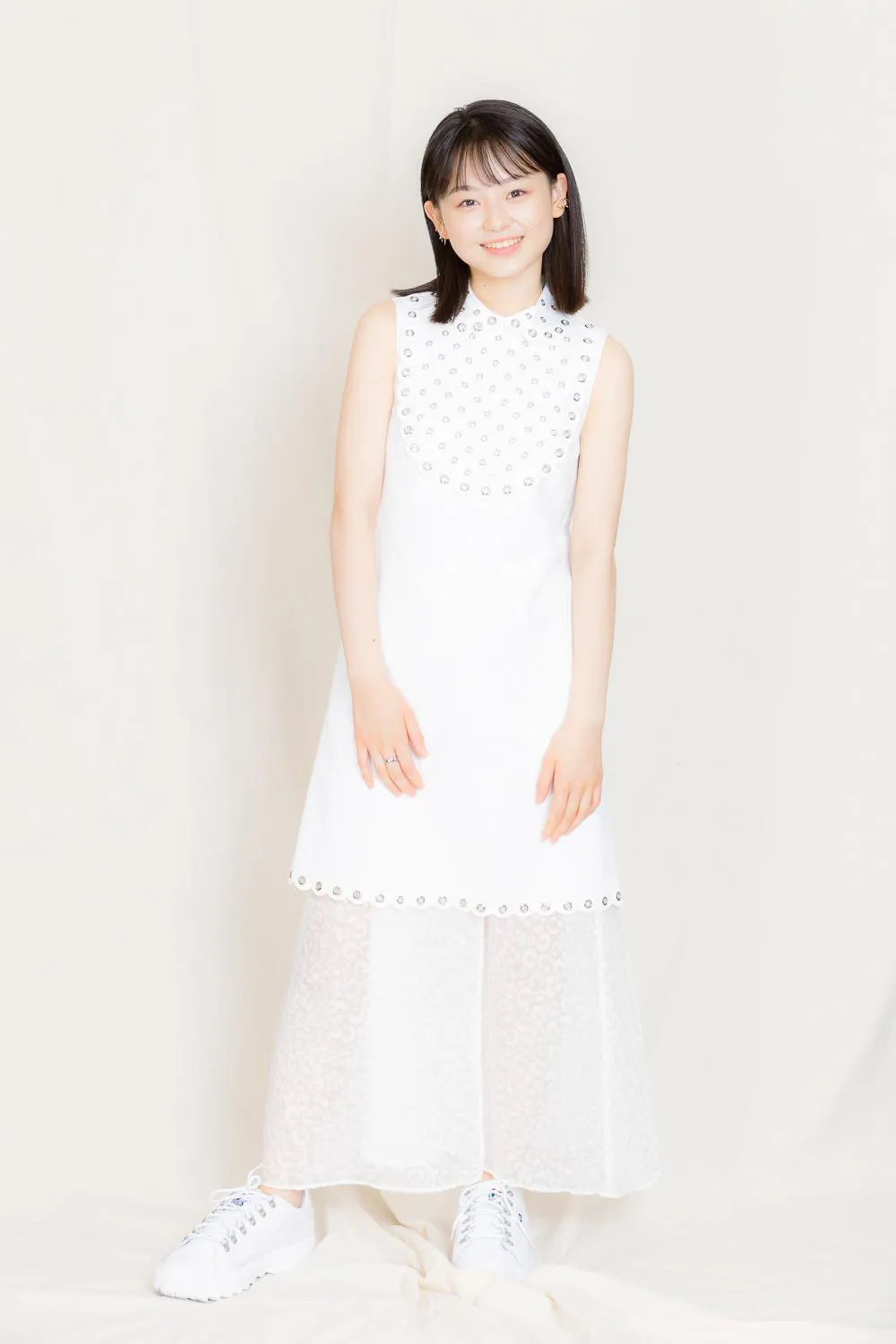 【写真を見る】透明感抜群“白ワンピ”で登場　武山瑠香の撮り下ろしカット15枚