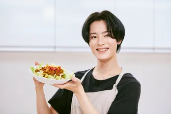 塩野瑛久、初の料理連載スタート！「皆さんにも真似してもらえたら」【連載：塩野瑛久の今日はこれ作ろう #1】