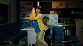 伊藤万理華“美園”が店内で舞う! エンディングでは、各話に登場するチェーン店で踊る映像を放送<お耳に合いましたら。>