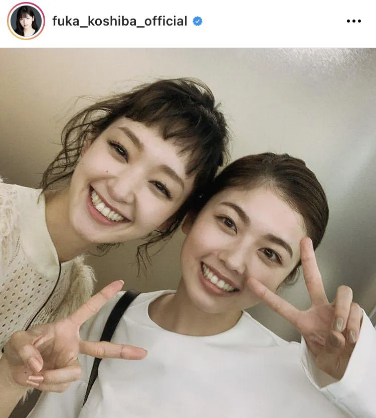 【写真を見る】後輩・小芝風花＆先輩・剛力彩芽の2SHOT！